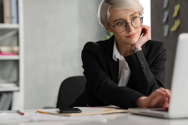 Mujer Enfocada Pelo Blanco Que Trabaja Con Ordenador Portátil Mientras — Foto de Stock