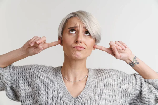 Wit Harige Ongelukkige Vrouw Kijkt Omhoog Terwijl Pluggen Haar Oren — Stockfoto