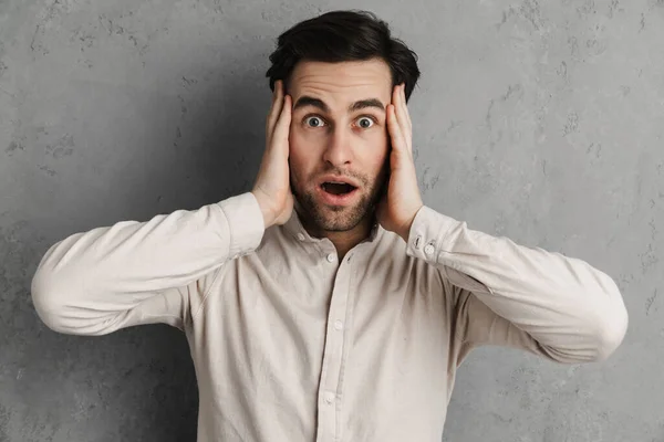 Shocked Handsome Guy Expressing Surprise Grabbing His Head Isolated Grey — Stock Photo, Image
