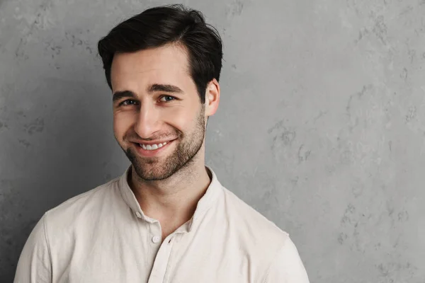 Feliz Joven Casual Aislado Sobre Fondo Gris —  Fotos de Stock