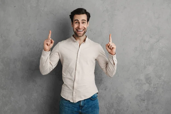 Sonriente Hombre Atractivo Traje Casual Señalando Los Dedos Hacia Arriba — Foto de Stock