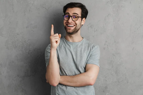 Alegre Guapo Chico Sonriendo Apuntando Dedo Hacia Arriba Aislado Sobre — Foto de Stock