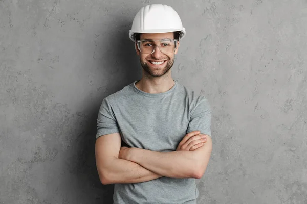 Hombre Constructor Alegre Casco Gafas Sonriendo Mirando Cámara Aislada Sobre —  Fotos de Stock