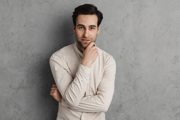 Kaukasisch Gutaussehender Kerl Posiert Und Schaut Kamera Isoliert Über Graue — Stockfoto