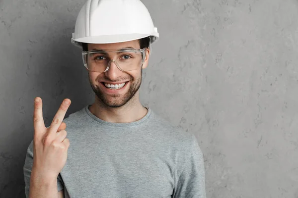 Hombre Constructor Alegre Casco Gafas Que Muestran Signo Paz Aislado —  Fotos de Stock