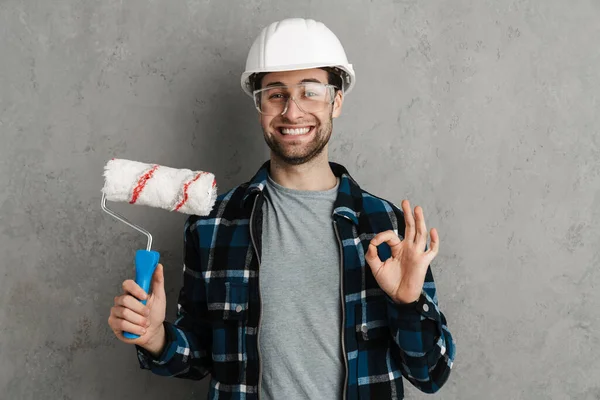 Usmívající Muž Ochranné Přilbě Hardhat Drží Štětec Izolované Šedém Pozadí — Stock fotografie