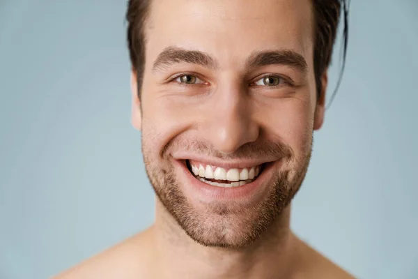 Detailní Záběr Usmívající Brunetky Bez Trička Muž Strništěm Přes Modré — Stock fotografie