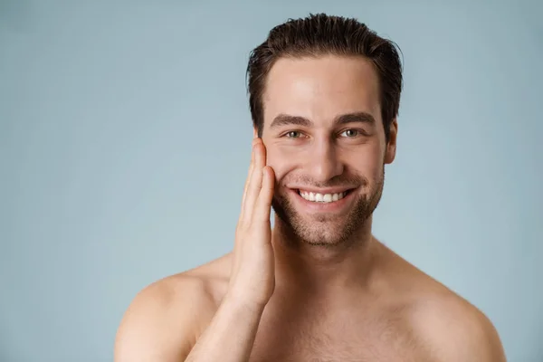 Primer Plano Una Morena Sonriente Sin Camisa Con Barba Sobre — Foto de Stock