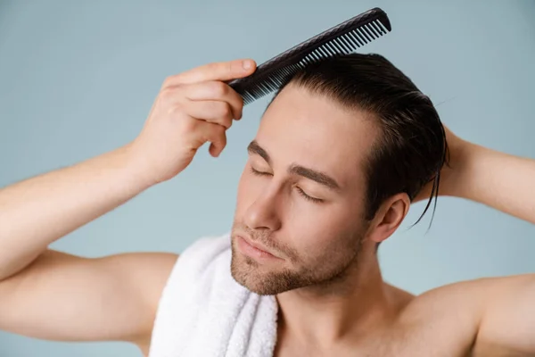 Shirtless White Man Towel Combing His Hair Isolated Blue Wall — ストック写真