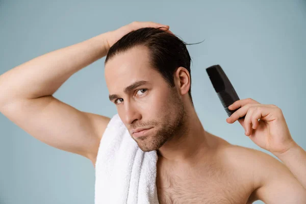 Shirtless White Man Combing His Hair Looking Camera Isolated Blue — ストック写真