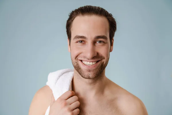 Biały Człowiek Bez Koszuli Uśmiecha Się Kamery Podczas Pozowania Ręcznikiem — Zdjęcie stockowe