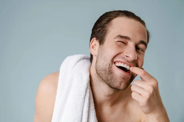 Mavi Duvarında Havlusu Olan Sakallı Beyaz Dişleri Olan Mutlu Esmer — Stok fotoğraf