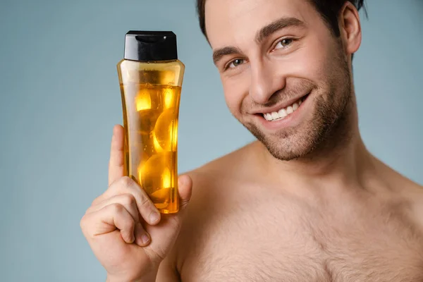 Primer Plano Joven Desnudo Guapo Sonriente Que Presenta Una Botella —  Fotos de Stock