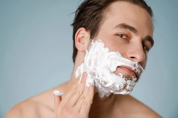 Atraente Jovem Sorrindo Homem Com Espuma Barbear Seu Rosto Isolado — Fotografia de Stock