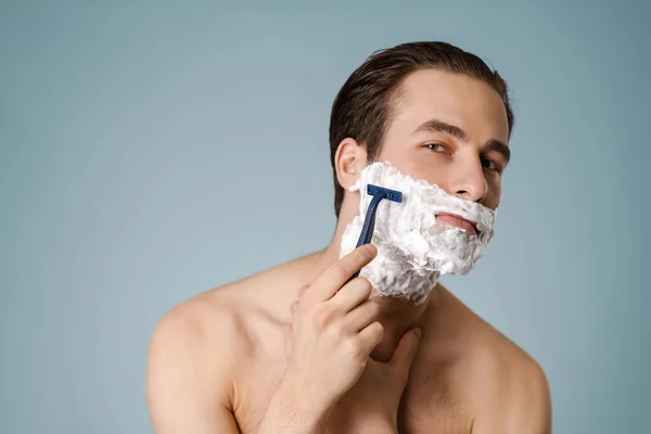 Jovem Atraente Sorrindo Homem Com Espuma Barbear Seu Rosto Isolado — Fotografia de Stock