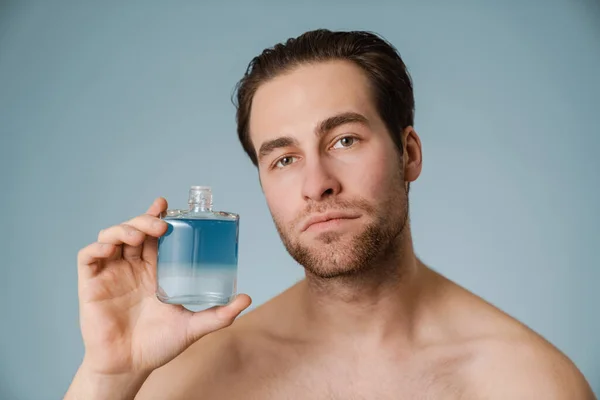 Hombre Blanco Sin Camisa Mirando Cámara Mientras Muestra Colonia Aislada — Foto de Stock