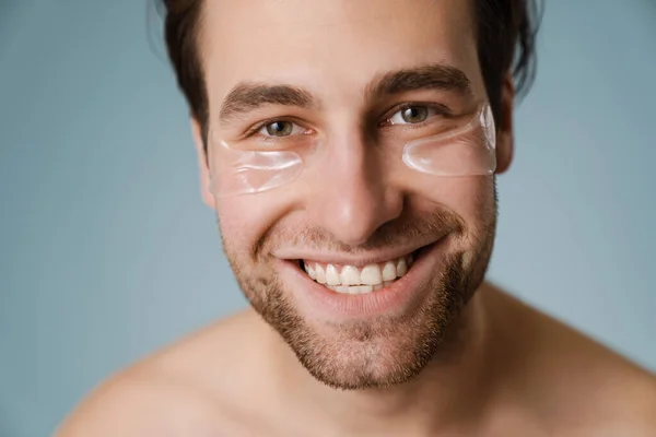 Hombre Blanco Sin Camisa Con Parches Debajo Los Ojos Sonriendo — Foto de Stock