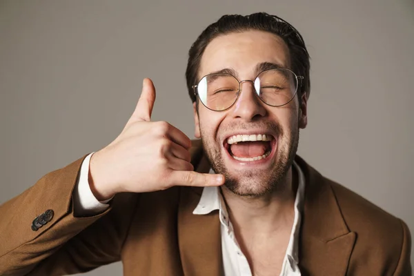 Ξυρισμένος Μελαχροινός Άντρας Γελάει Και Δείχνει Χειρονομίες Απομονωμένες Γκρι Φόντο — Φωτογραφία Αρχείου