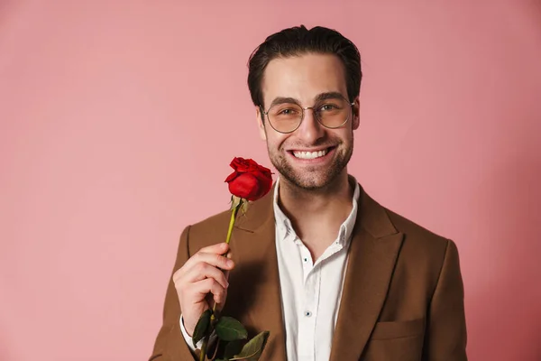 Feliz Homem Morena Meia Idade Jaqueta Segurando Vermelho Rosa Sobre — Fotografia de Stock