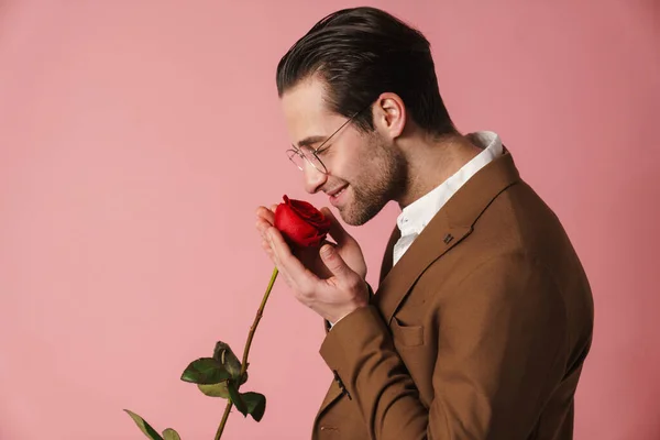 Feliz Hombre Morena Mediana Edad Con Chaqueta Oliendo Rosa Roja —  Fotos de Stock