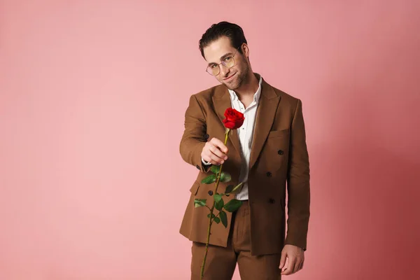 Hombre Sonriente Sin Afeitar Anteojos Posando Con Rosa Roja Aislada —  Fotos de Stock