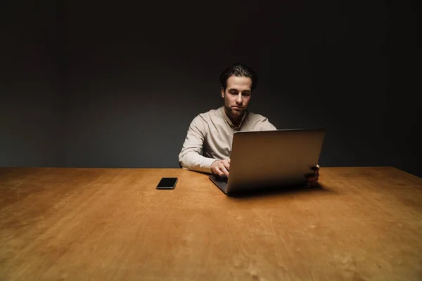 Nachdenklicher Brünetter Geschäftsmann Arbeitet Dunklen Büro Laptop — Stockfoto