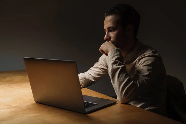 Serieuze Pensive Brunette Zakenman Werken Laptop Computer Donker Kantoor — Stockfoto