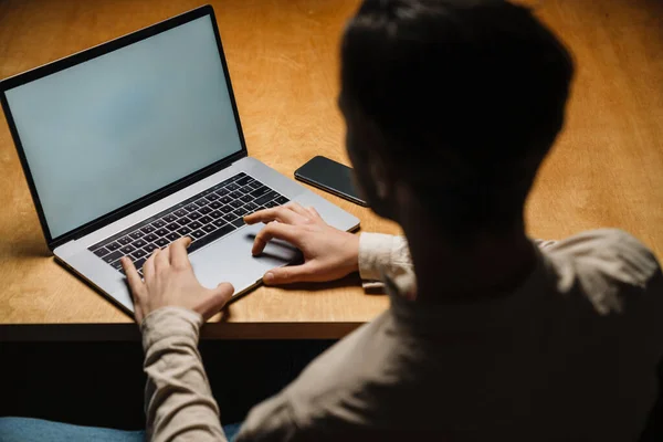 Serieuze Pensive Brunette Zakenman Werken Laptop Computer Donker Kantoor — Stockfoto