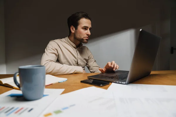 Serious Pensive Brunette Businessman Working Laptop Computer Dark Office — ストック写真