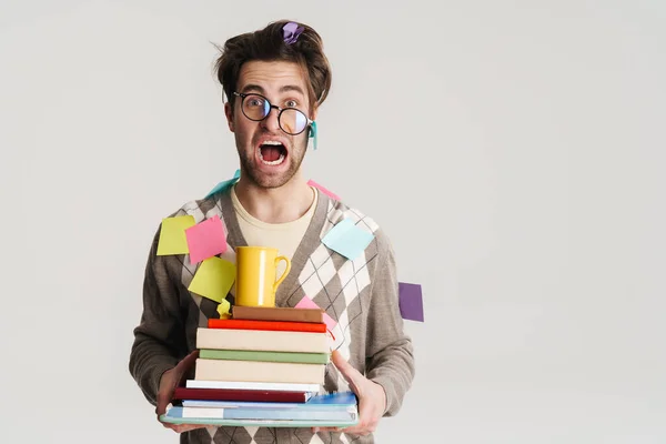 Geschokt Nerdy Man Houden Stapel Boeken Geïsoleerd Grijze Achtergrond Schreeuwen — Stockfoto