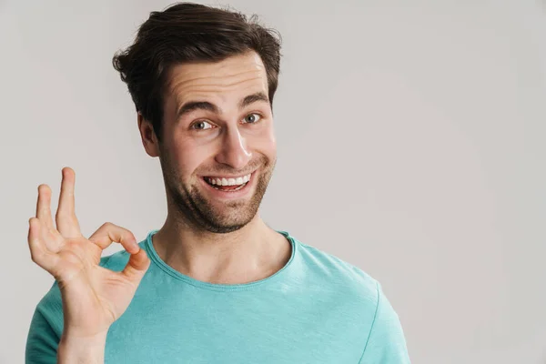 Retrato Cerca Joven Casual Sonriente Aislado Sobre Fondo Gris Mostrando —  Fotos de Stock