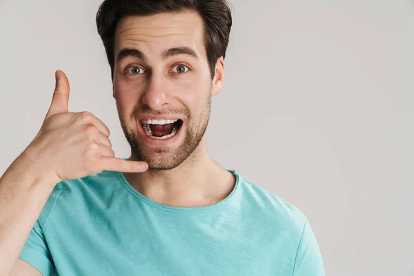 Aufgeregt Schöner Kerl Zeigt Handset Geste Und Redet Isoliert Über — Stockfoto