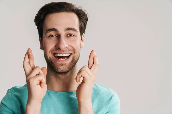 Junger Mann Macht Einen Wunsch Auf Grauem Hintergrund Drückt Die — Stockfoto