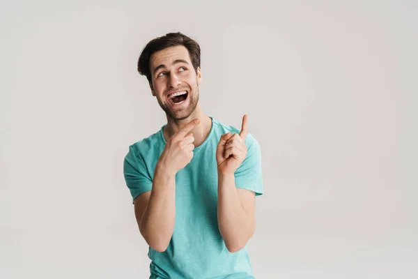 Alegre Guapo Chico Riendo Señalando Los Dedos Hacia Arriba Aislado — Foto de Stock