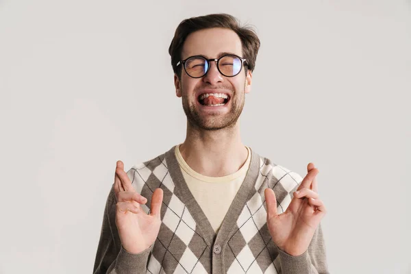 Cara Alegre Mostrando Sua Língua Enquanto Segurando Dedos Cruzados Para — Fotografia de Stock