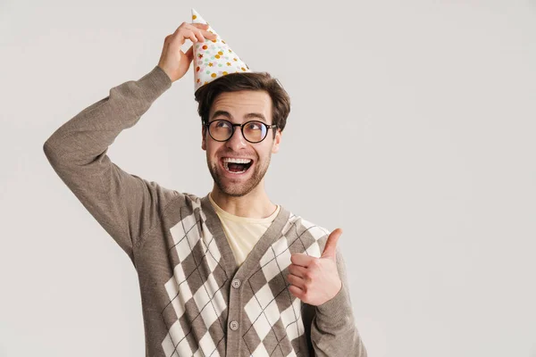 Jovem Nerd Alegre Comemorando Aniversário Isolado Sobre Fundo Cinza — Fotografia de Stock