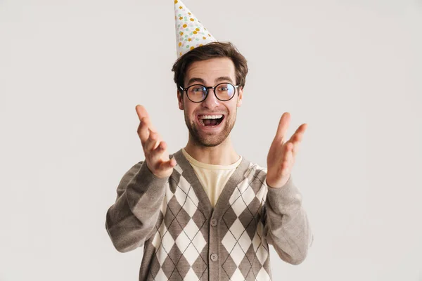 Jovem Nerd Alegre Comemorando Aniversário Isolado Sobre Fundo Cinza — Fotografia de Stock