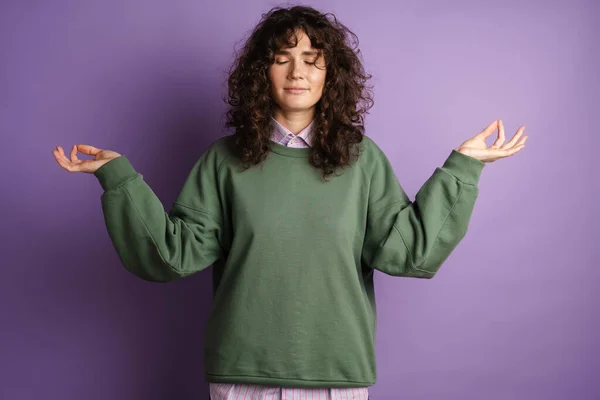 Preciosa Joven Sonriente Meditando Aislada Sobre Fondo Violeta Pie — Foto de Stock