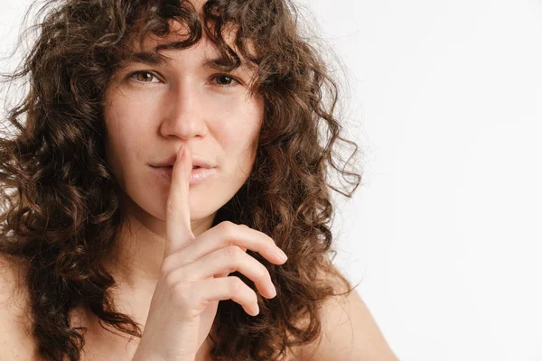 Mezza Nuda Donna Riccia Posa Mostrando Silenzio Gesto Isolato Sfondo — Foto Stock