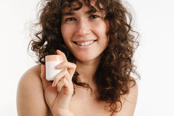 Mujer Rizada Semidesnuda Sonriendo Mostrando Crema Facial Aislada Sobre Fondo —  Fotos de Stock
