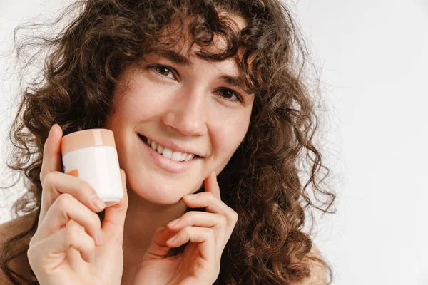 Mujer Rizada Semidesnuda Sonriendo Mostrando Crema Facial Aislada Sobre Fondo —  Fotos de Stock