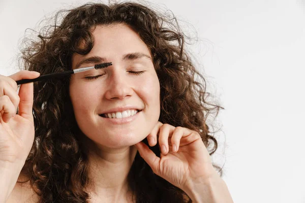 Mujer Rizada Semidesnuda Sonriendo Usando Cepillo Frente Aislado Sobre Fondo — Foto de Stock