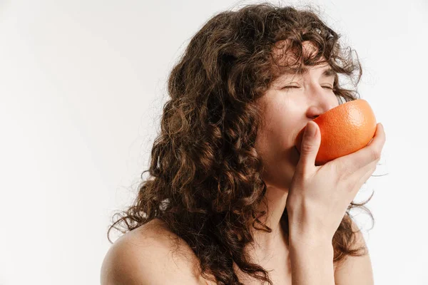 Mujer Europea Rizada Semidesnuda Comiendo Pomelo Aislado Sobre Fondo Blanco — Foto de Stock