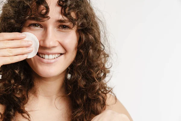 Mulher Encaracolado Seminua Sorrindo Usando Almofada Algodão Isolado Sobre Fundo — Fotografia de Stock