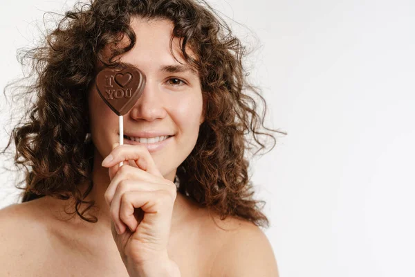 Polonahá Kudrnatá Žena Úsměvem Při Pózování Čokoládovým Srdcem Izolované Přes — Stock fotografie
