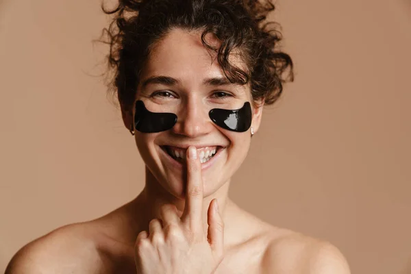 Mujer Sonriente Semidesnuda Con Parches Los Ojos Que Muestran Gesto —  Fotos de Stock