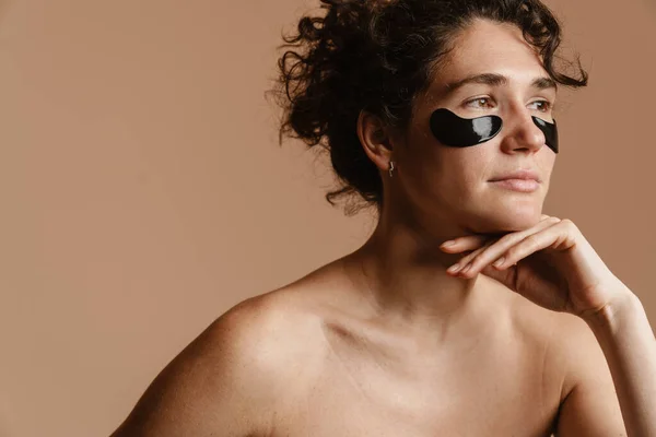 Mujer Semidesnuda Mirando Lado Mientras Posa Con Parches Oculares Aislados —  Fotos de Stock