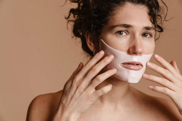 Mujer Semidesnuda Mirando Cámara Mientras Posa Máscara Facial Aislada Sobre —  Fotos de Stock