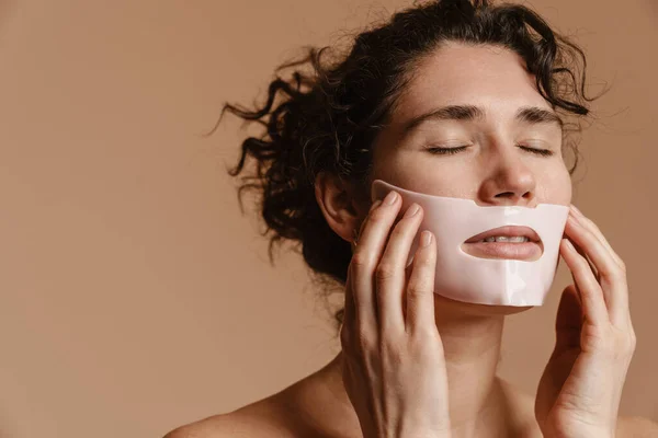 Kozmetik Maske Takan Yarı Çıplak Avrupalı Bir Kadın Bej Arka — Stok fotoğraf