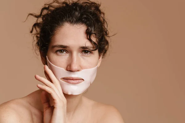 Mezza Nuda Donna Guardando Fotocamera Mentre Posa Maschera Facciale Isolato — Foto Stock